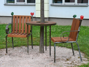 Lavička Václava Havla je zpět před hradeckou knihovnou. Nově ji bude hlídat kamera