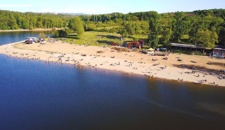 Nekoupejte se v Hostivařské přehradě, varují hygienici. Ve vodě jsou sinice