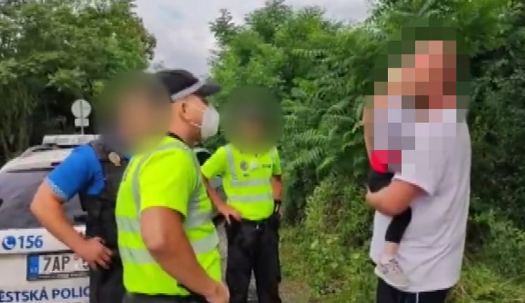 Vulgární muž své dítě použil jako ochranný štít před strážníky