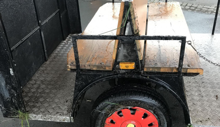 V Hradci Králové boural výletní vláček. Čtyři lidé lehce zraněni