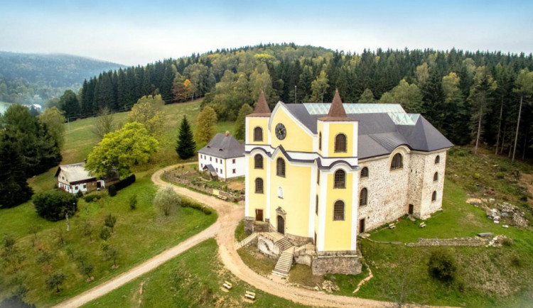 V kostele v Neratově začal fungovat dárcovský terminál. Lidé mohou přispět pomocí karty