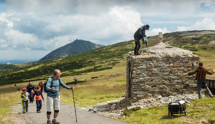 Památník obětem hor v Krkonoších prochází rekonstrukcí. Hotovo bude ještě letos