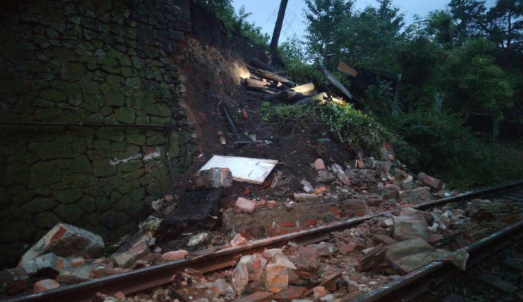 Část svahu se zřítila do kolejiště. Mezi Masarykovým nádražím a Veleslavínem nejezdily vlaky