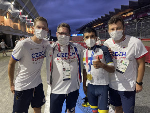 V Tokiu si cyklisté pod dres museli dávat led nasypaný do dámských punčoch, popisuje masér reprezentace