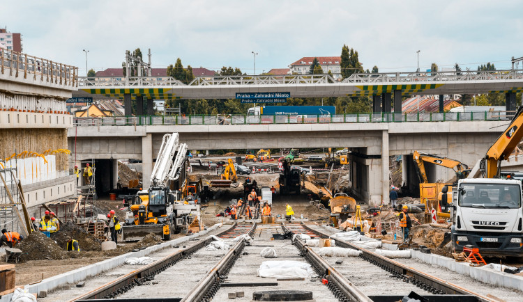 Zahradní Město bude dostupné vlakem i tramvají. Podívejte se, jak vypadá výstavba přestupního terminálu