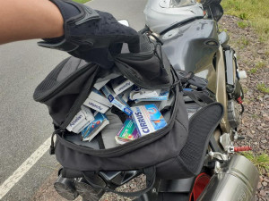 Motorkář na drogách chtěl dostat nelegální léky do České republiky. Chytla ho hlídka celníků
