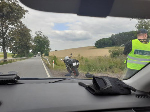 Motorkář na drogách chtěl dostat nelegální léky do České republiky. Chytla ho hlídka celníků