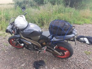 Motorkář na drogách chtěl dostat nelegální léky do České republiky. Chytla ho hlídka celníků