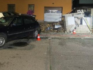 Po nehodě řidič utekl. V nabouraném vozu nechal šest zraněných spolujezdců