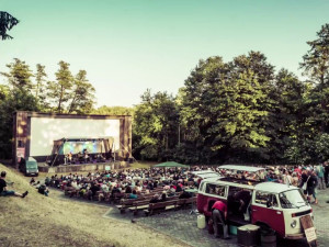 Festival Na jednom břehu v Hradci Králové se opět vrací do Letního kina Širák