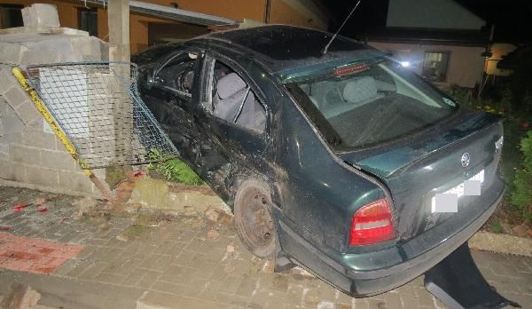 Po nehodě řidič utekl. V nabouraném vozu nechal šest zraněných spolujezdců