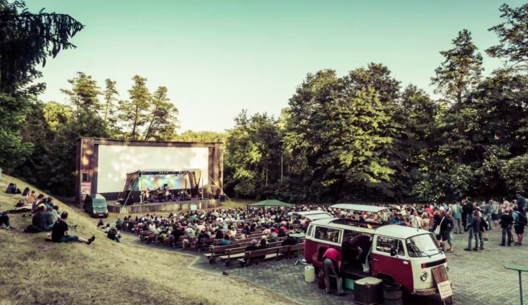 Festival Na jednom břehu v Hradci Králové se opět vrací do Letního kina Širák