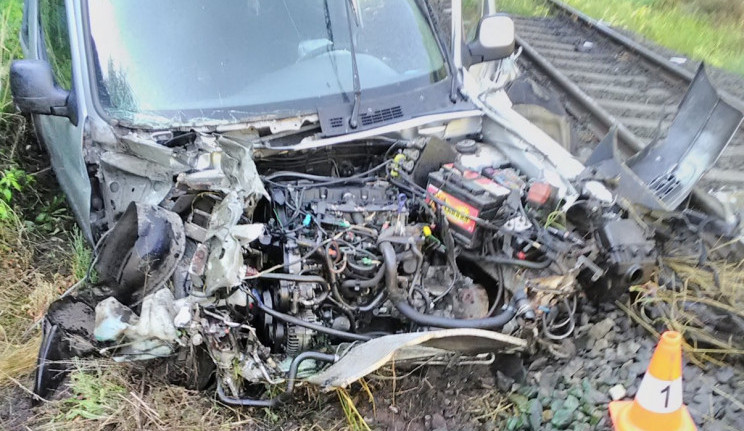 V Nové Pace se srazil vlak s autem. Lidé z havarovaného vozu utrpěli zranění