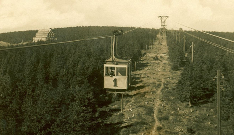 Lanovka na Černou horu jezdí už přes 90 let. Ta současná je třetí v pořadí