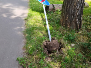 V Hořicích řádí vandalové. Nejdřív zdemolovali cyklostezku, teď sochu na Gothardu