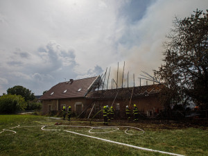 Požár zničil stodolu na Rychnovsku. S ohněm bojovalo šest jednotek hasičů