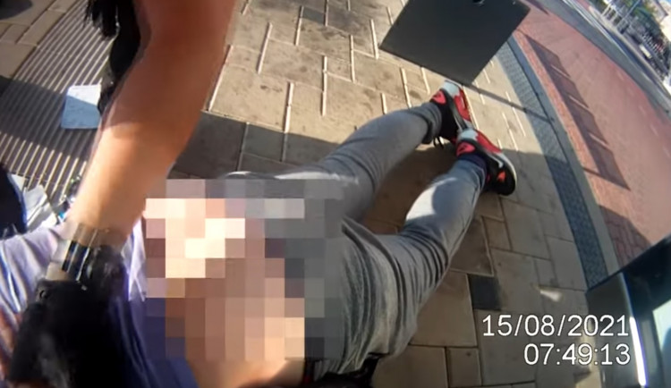 Opilý muž napadl hradeckého strážníka. S kalhotami na půl žerdi skončil v poutech