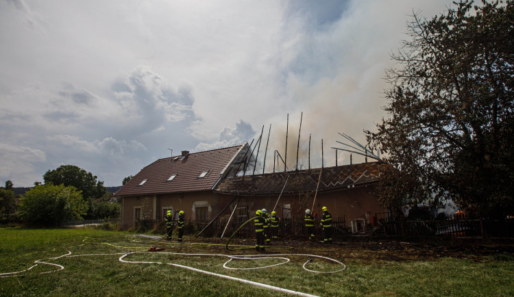 Požár zničil stodolu na Rychnovsku. S ohněm bojoval šest jednotek hasičů