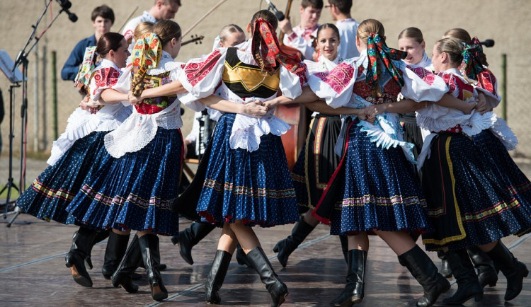 Dnes startuje mezinárodní folklorní festival v Červeném Kostelci. Platí přísná omezení