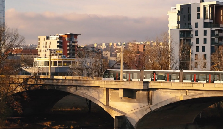 Světla na Libeňském mostě sama regulují svou intenzitu podle dopravy