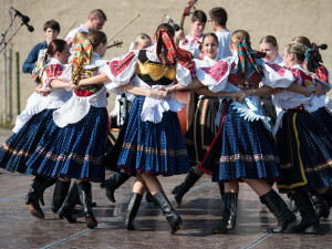Dnes startuje mezinárodní folklorní festival v Červeném Kostelci. Platí přísná omezení