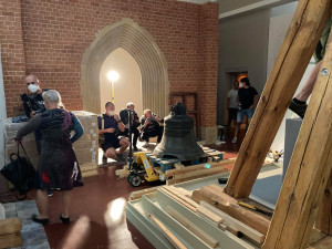 Unikátní expozice hradeckého muzea bude hotová v říjnu. Nyní se pracuje na zavěšení zvonu