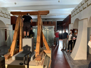 Unikátní expozice hradeckého muzea bude hotová v říjnu. Nyní se pracuje na zavěšení zvonu