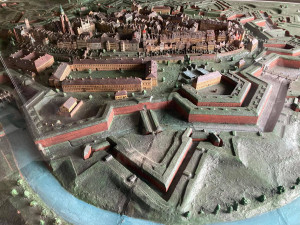 Unikátní expozice hradeckého muzea bude hotová v říjnu. Nyní se pracuje na zavěšení zvonu