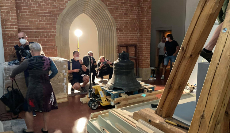 Unikátní expozice hradeckého muzea bude hotová v říjnu. Nyní se pracuje na zavěšení zvonu