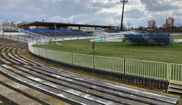 Dodavatel stavby stadionu v Hradci Králové se potýká se zdražením stavebních materiálů