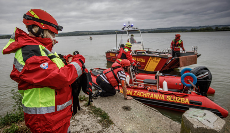 Na Rozkoši cvičili záchranáři. Bylo třeba zachránit čtyři lidi a zabránit zamoření vody