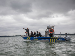 Na Rozkoši cvičili záchranáři. Bylo třeba zachránit čtyři lidi a zabránit zamoření vody
