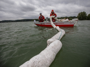 Na Rozkoši cvičili záchranáři. Bylo třeba zachránit čtyři lidi a zabránit zamoření vody