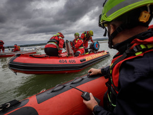Na Rozkoši cvičili záchranáři. Bylo třeba zachránit čtyři lidi a zabránit zamoření vody