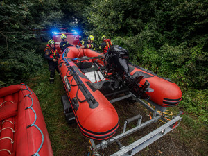 Na Rozkoši cvičili záchranáři. Bylo třeba zachránit čtyři lidi a zabránit zamoření vody