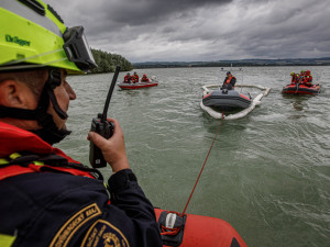 Na Rozkoši cvičili záchranáři. Bylo třeba zachránit čtyři lidi a zabránit zamoření vody