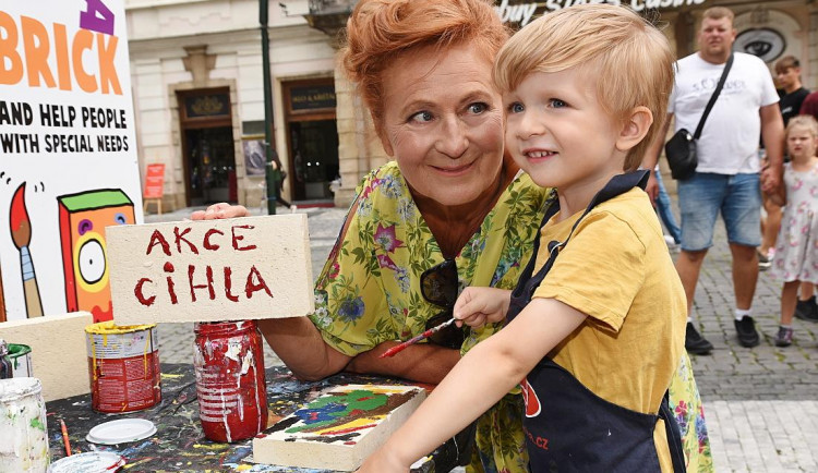 Herečka Simona Stašová jako patronka Akce cihla přišla podpořit jejich prodej do ulice Na Příkopě