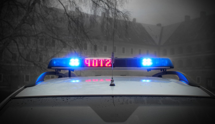 Zdrogovaný řidič ujížděl policejní hlídce. Policisté museli vytáhnout služební zbraň