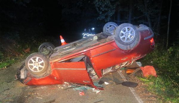 Téměř s trojkou v žíle sedl za volant. V zatáčce skončil hlavou dolů