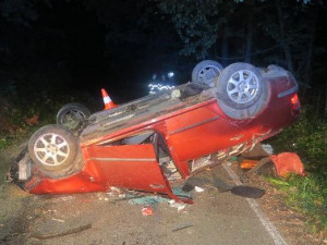 Téměř s trojkou v žíle sedl za volant. V zatáčce skončil hlavou dolů