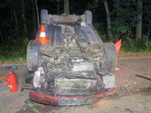 Téměř s trojkou v žíle sedl za volant. V zatáčce skončil hlavou dolů