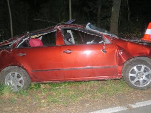 Téměř s trojkou v žíle sedl za volant. V zatáčce skončil hlavou dolů