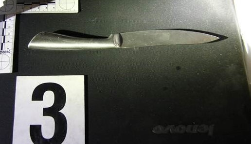 Zloděj se vkradl do rodinného domu. S nožem v ruce ohrožoval spícího muže a jeho rodinu