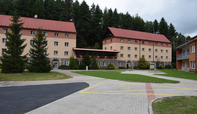 Naučná stezka o Tmavém Dolu povede i areálem domova důchodců. Vytvořit ji pomáhali místní senioři