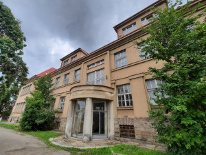 V areálu nemocnice v Jičíně se začíná demolovat pavilon A. Na jeho místě vznikne úplně nový