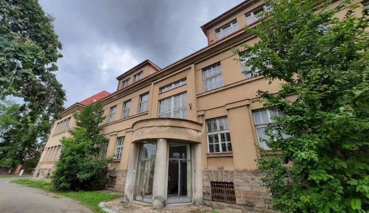 V areálu nemocnice v Jičíně se začíná demolovat pavilon A. Na jeho místě vznikne úplně nový