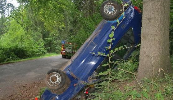 Policejní honička v Nové Pace skončila nehodou. Ujíždějící řidič opřel Felicii o strom