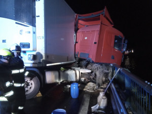 Silnici mezi Jaroměří a Hradcem zablokoval kamion, hasiči tu zasahovali přes čtyři hodiny