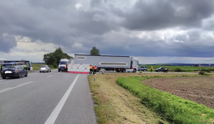 Za tragickou nehodu u Hořic pravděpodobně může řidič kamionu. Mladíkovi na motorce nedal přednost