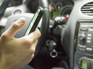 Nepozornost řidičů stojí za každou šestou nehodou, nejčastěji kvůli telefonu